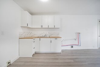 Building Photo - 5651 Boul Henri-Bourassa E