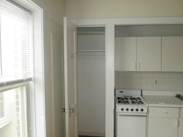 Building Photo - 427 W Belden Ave