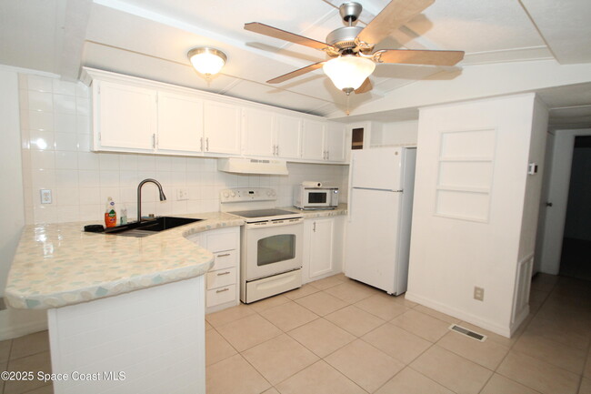 Building Photo - 2132 Rocway Dr