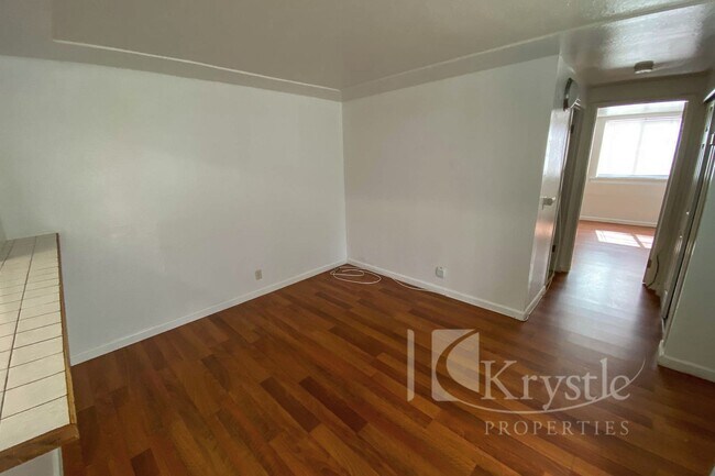 Building Photo - Nicely remodeled lower-level unit