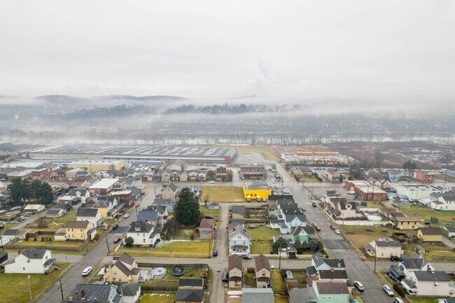 Building Photo - *OPEN HOUSE Wed. July 23 5-6PM!* 1ST MONTH...