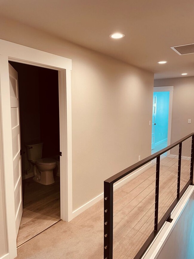 Building Photo - 3 Bd / 2.5 Bath