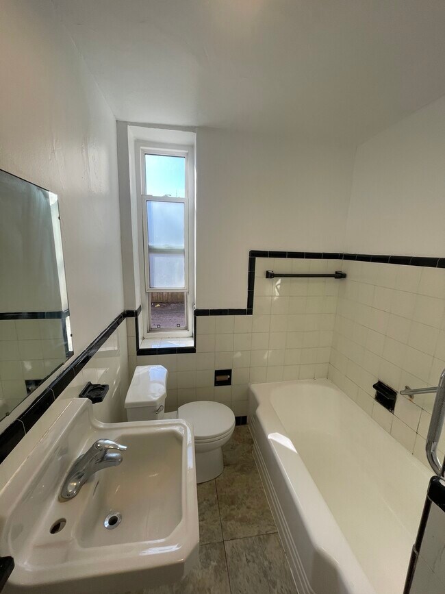 Photo du bâtiment - Ground floor Studio apartment Mimico