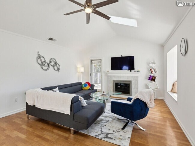 Building Photo - 2 Bedroom Single Family Home in Redwood City