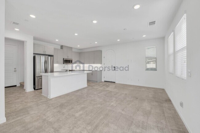 Building Photo - 1600 Plaza del Amo