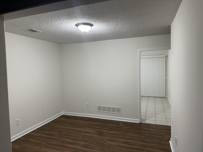 Building Photo - 4106 Hawthorne Cir