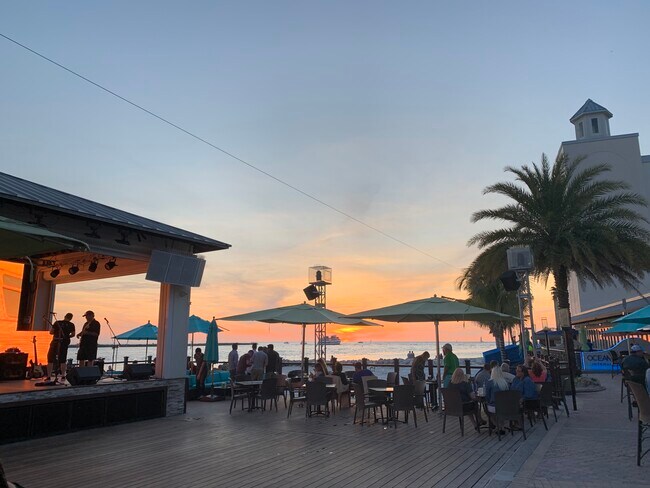 El sol se pone en Clearwater. - 1243 S MLK Jr Ave