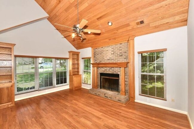 Building Photo - 225 Willow Trace Ct