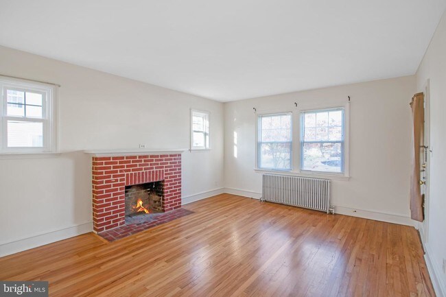 Building Photo - 502 Essex Ave