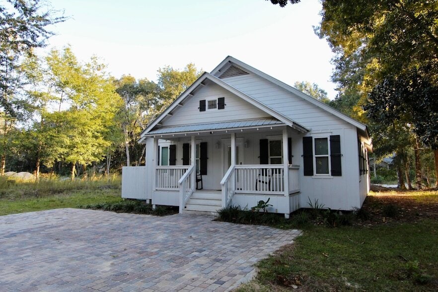 Primary Photo - 8 Sally Ln