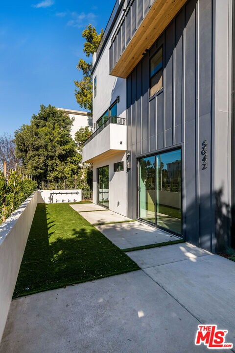 Foto del edificio - 5042 Laurel Canyon Blvd