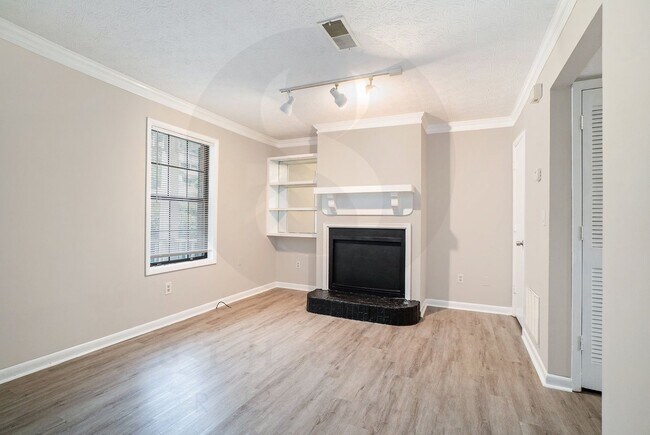 Building Photo - 2BR/1.5BA Townhome Near Downtown Snellville!