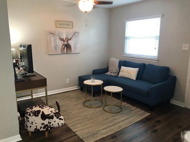 Foto del edificio - 2401 Manor Rd