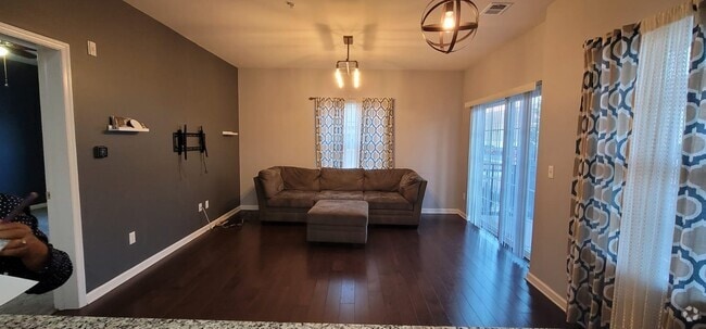 Building Photo - 712 Strassle Way