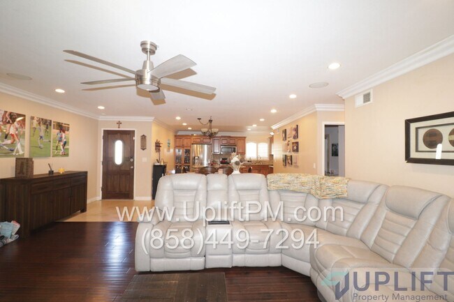 Foto del edificio - 4 Bed 2 Bath Home With Fenced Backyard