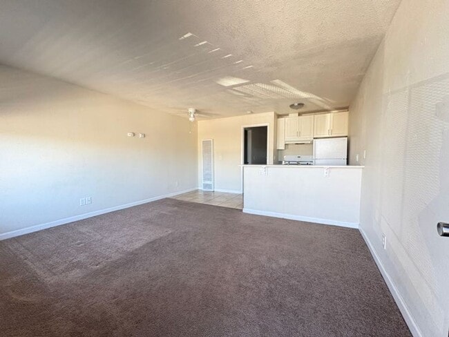 Building Photo - Gated, 1 Bed, 1 Bath Upstairs Apartment. L...