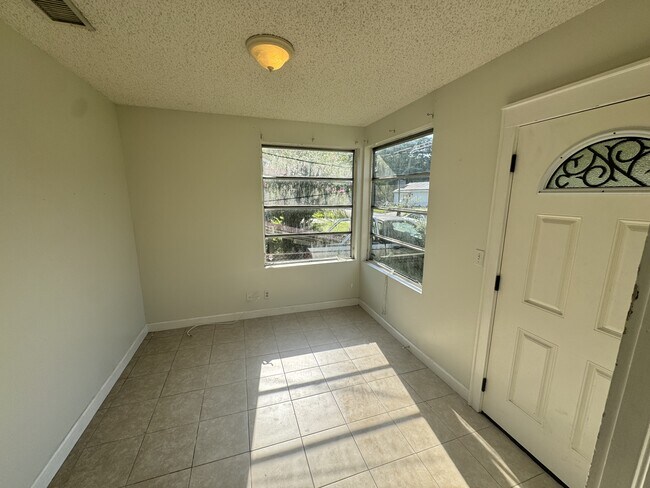 Building Photo - 4050 Dellwood Ave