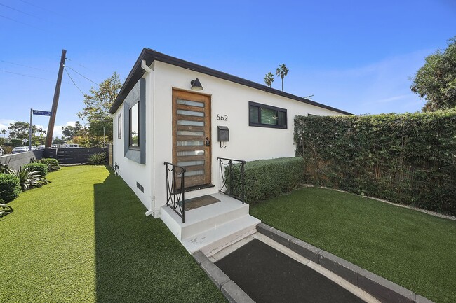 Building Photo - 654 Ozone St, Santa Monica, CA 90405