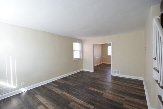 Building Photo - 1217 N Augusta Ave