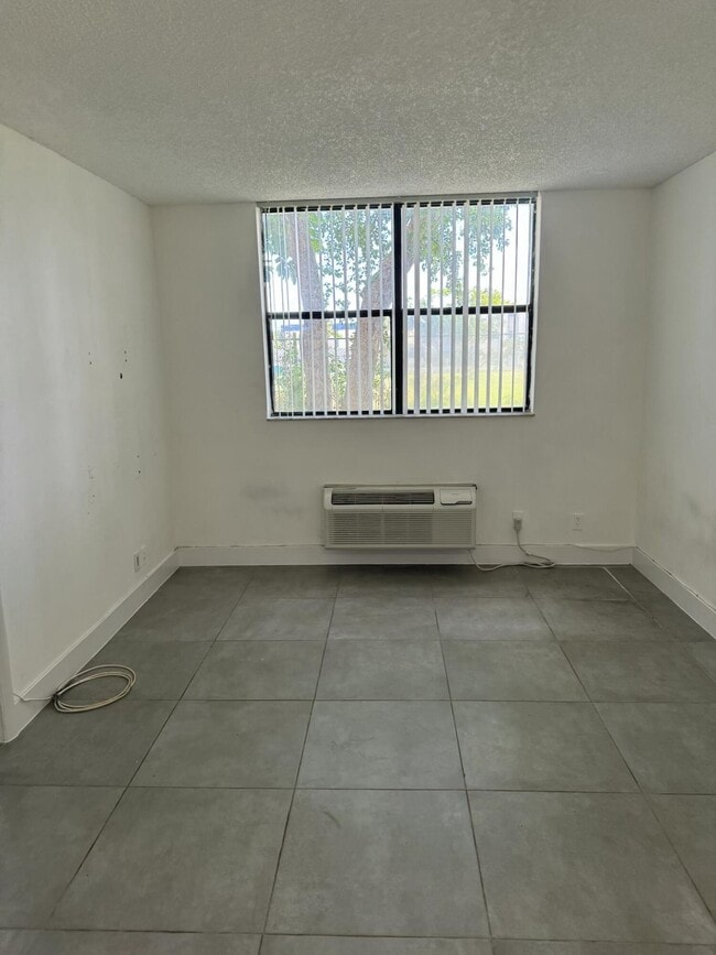 Building Photo - 2401 Riverside Dr