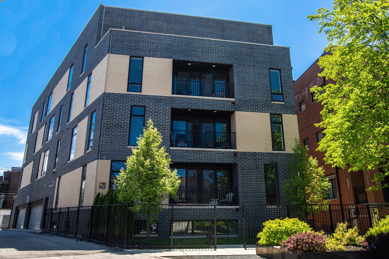 Primary Photo - 1045 W Cornelia Ave