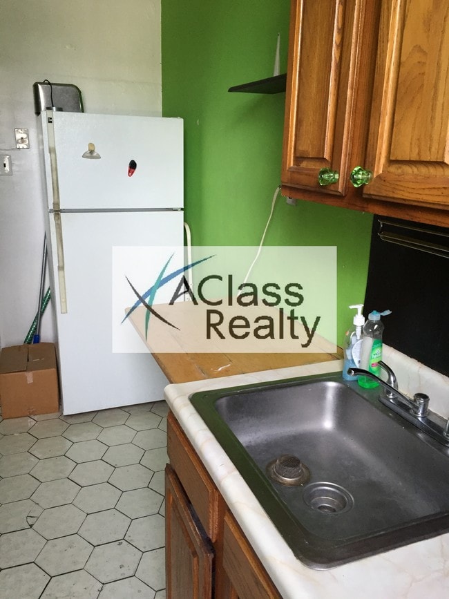 Building Photo - 2559 Steinway St