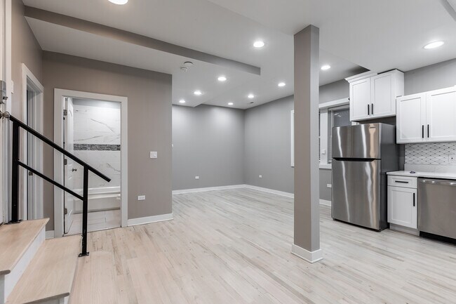 Foto del edificio - 1430 N Maplewood Ave