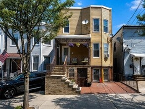 Building Photo - 816 19th St