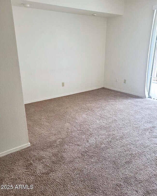 Foto del edificio - 9615 E Lakeshore Dr