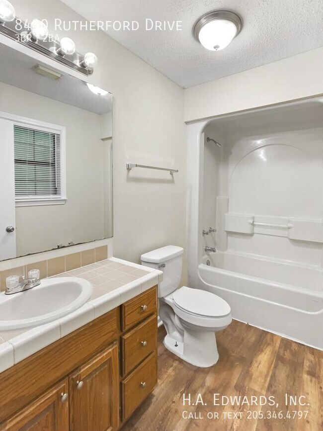 Foto del edificio - 8430 Rutherford Dr