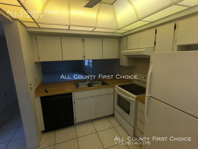 Building Photo - Spacious First Floor Ridge Groves Condo