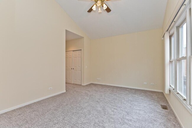 Building Photo - 3 bedroom in Chicago IL 60646