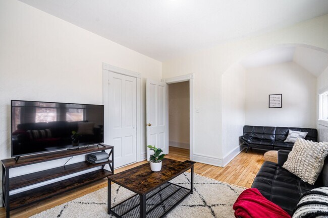 Foto del edificio - 4Bdrm Upper Flat of Eastside Duplex Fully ...