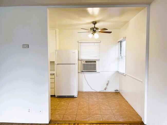 Building Photo - 11850 Oxnard St