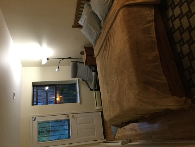 Dormitorio marrón con acceso al patio trasero - 507 W 173rd St
