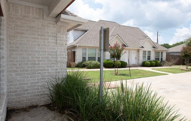 Building Photo - 3613 S Hampton Ct