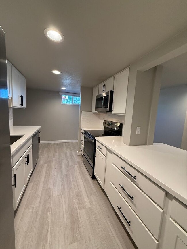 Building Photo - 943 S Wells Ave