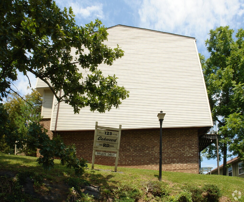 Foto del edificio - 123 Oakwood Rd