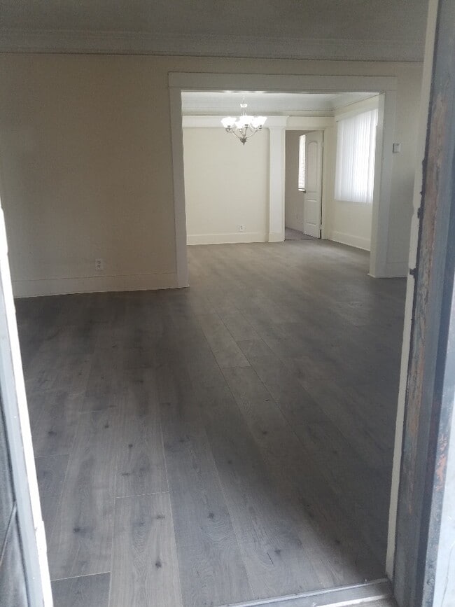 Building Photo - 1647 W Vernon Ave