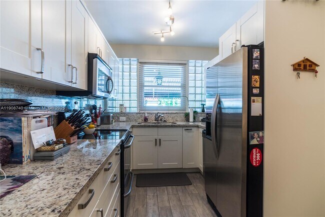 Foto del edificio - 1921 SW 18th Ave