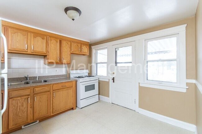Building Photo - 2BD UPSTAIRS- Bedford - Two-Family House