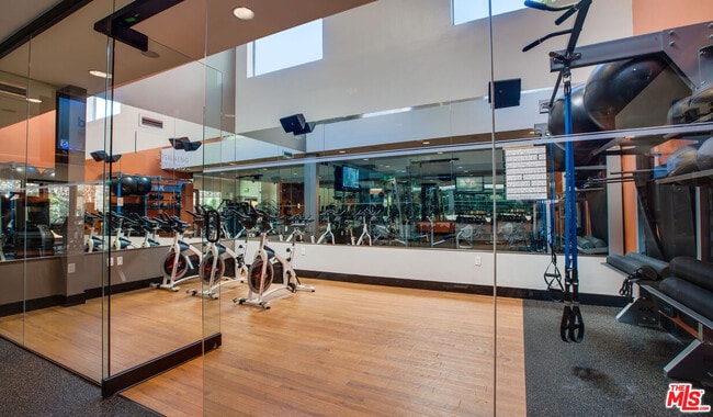 Building Photo - 5916 Las Virgenes Rd