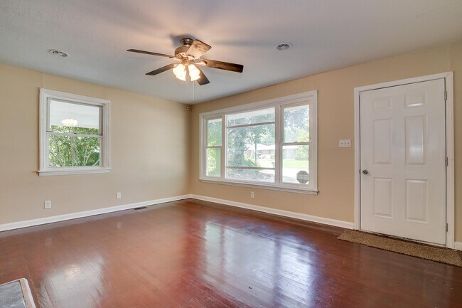 Building Photo - 2728 Barry Dr