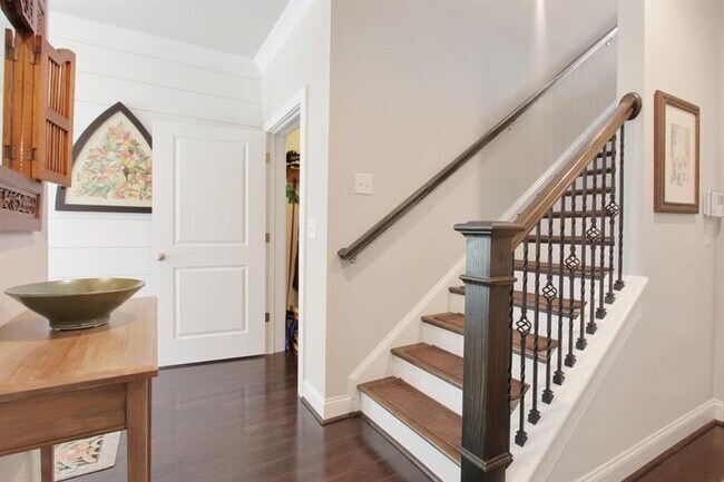 Building Photo - 300 Lantana Ln