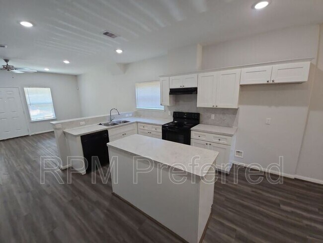 Foto del edificio - 8213 Gallahad St