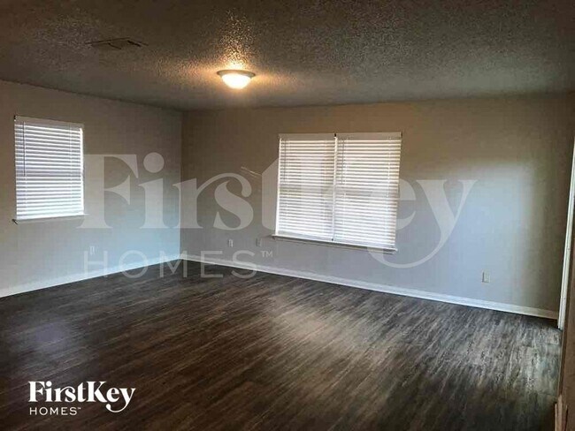 Foto del edificio - 732 NW Ann Lois Ln