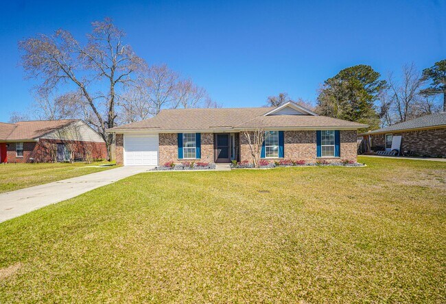 Foto del edificio - Coming Available!