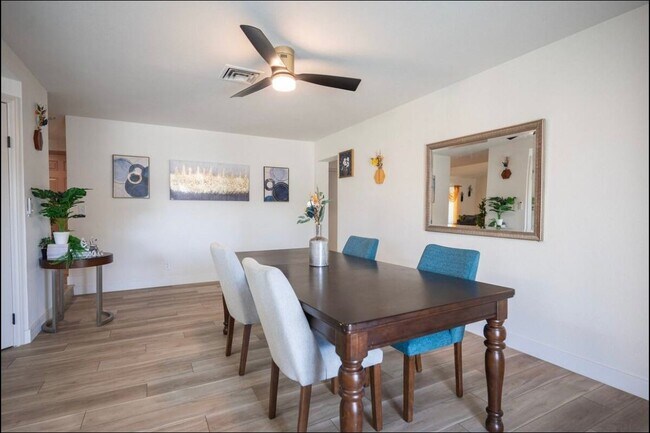 Foto del edificio - 6160 W Katella Ave