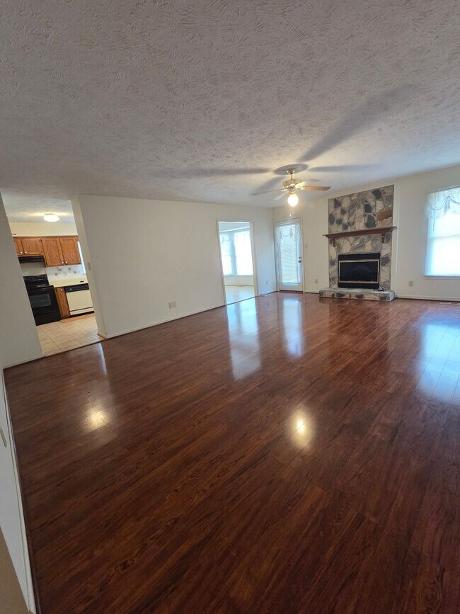 Foto del edificio - 215 Laketree Blvd