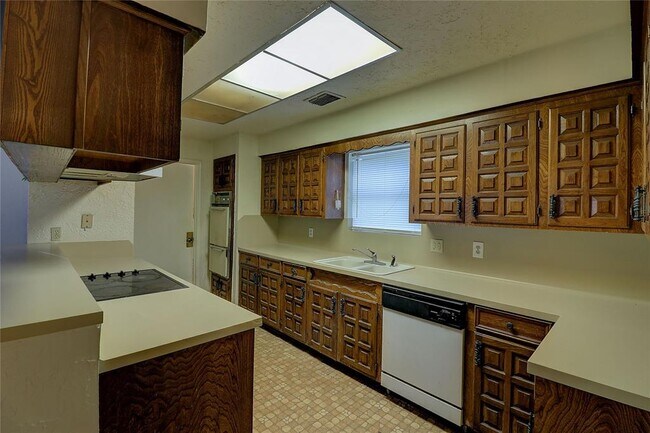 Building Photo - 7723 Antoine Dr